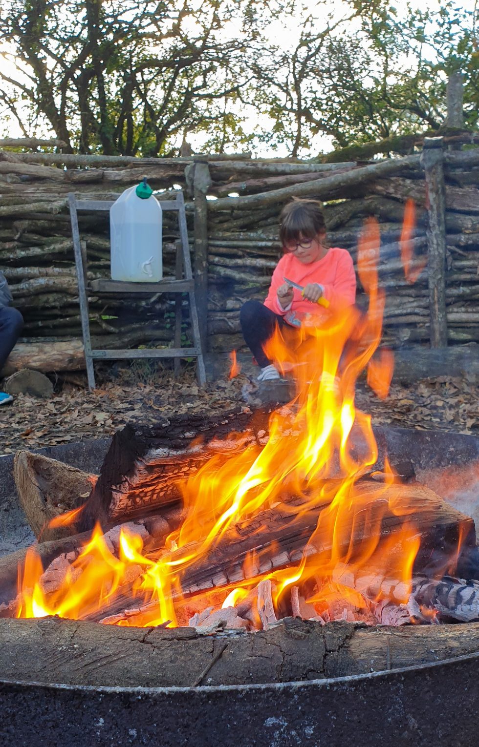 un atelier 6-10 ans autour du feu chez Marmaille et Pissenlit (44)