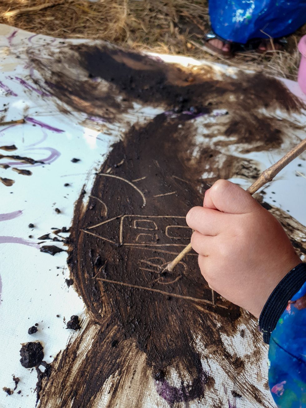 Dessiner avec la terre et les végétaux