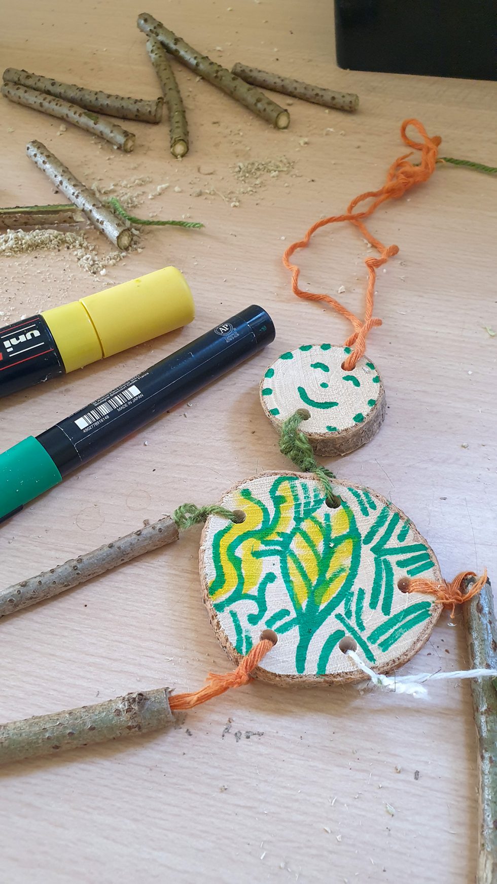Un bonhomme biscuit de bois en cours de création