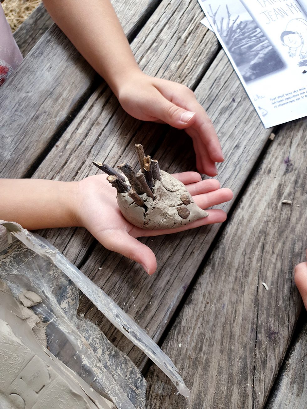 Un petit hérisson d'argile en préparation
