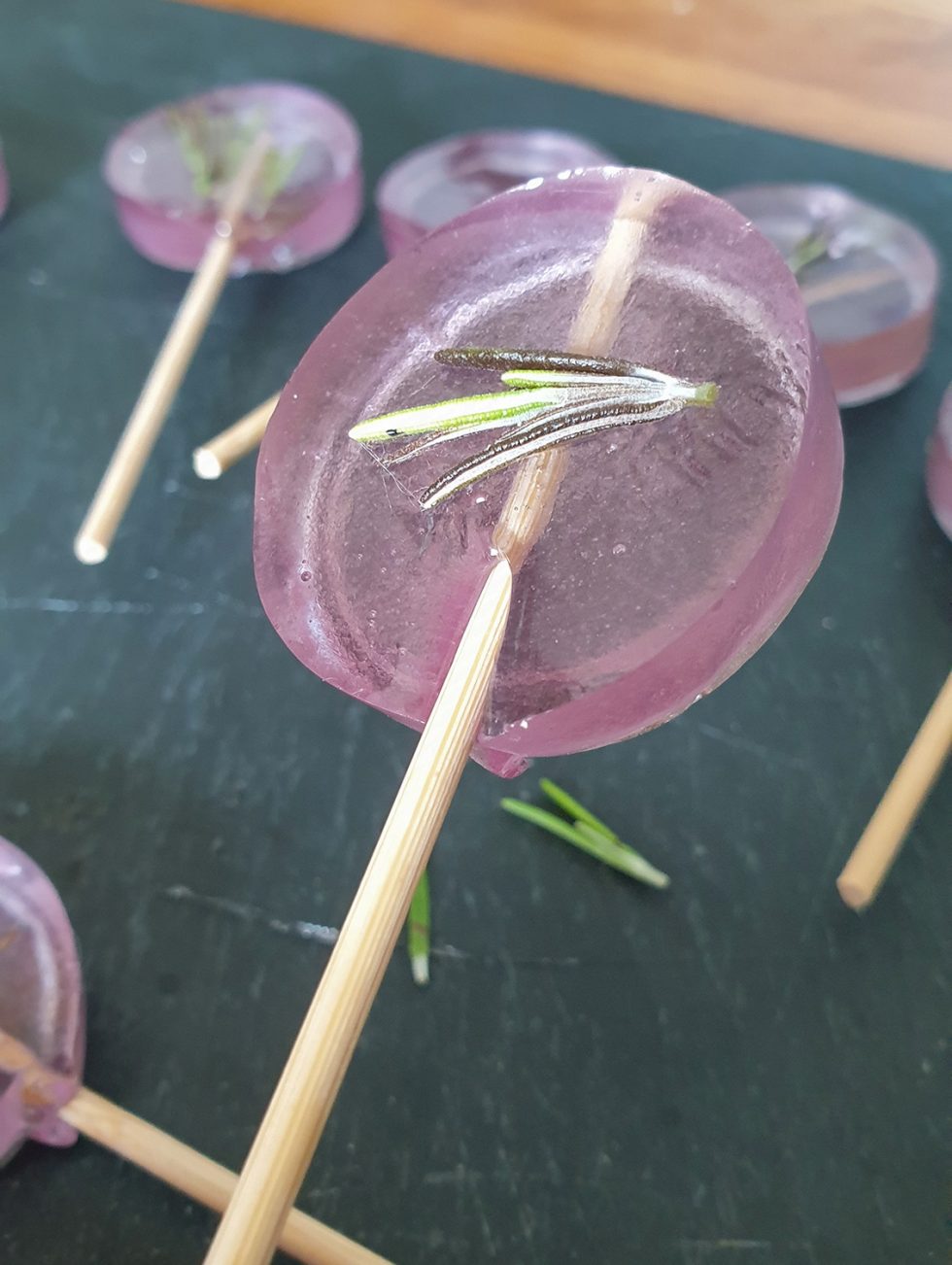 Sucette à la violette et au romarin